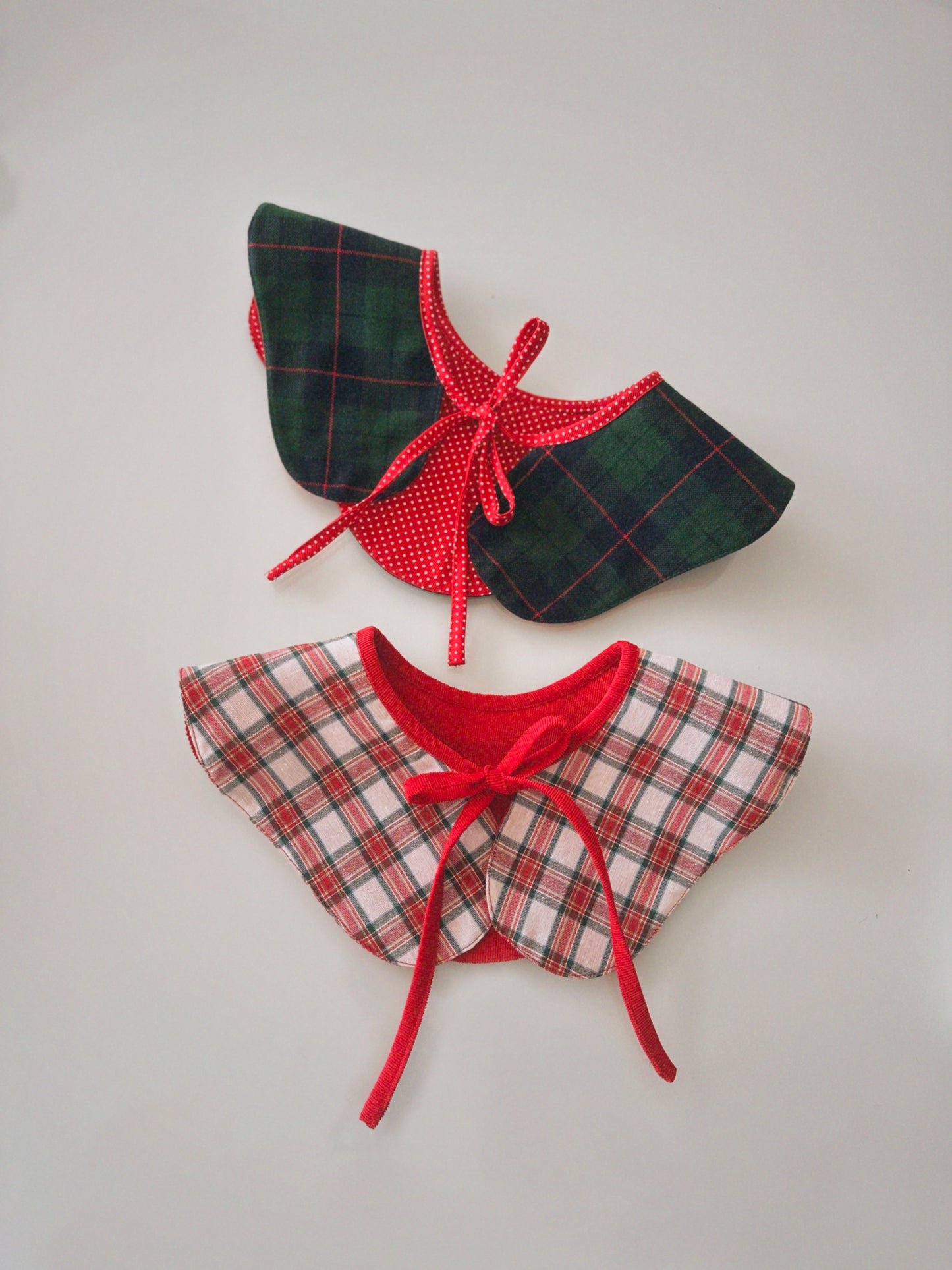 Cuello Navideño doble vista tartán verde y tela roja con lunares
