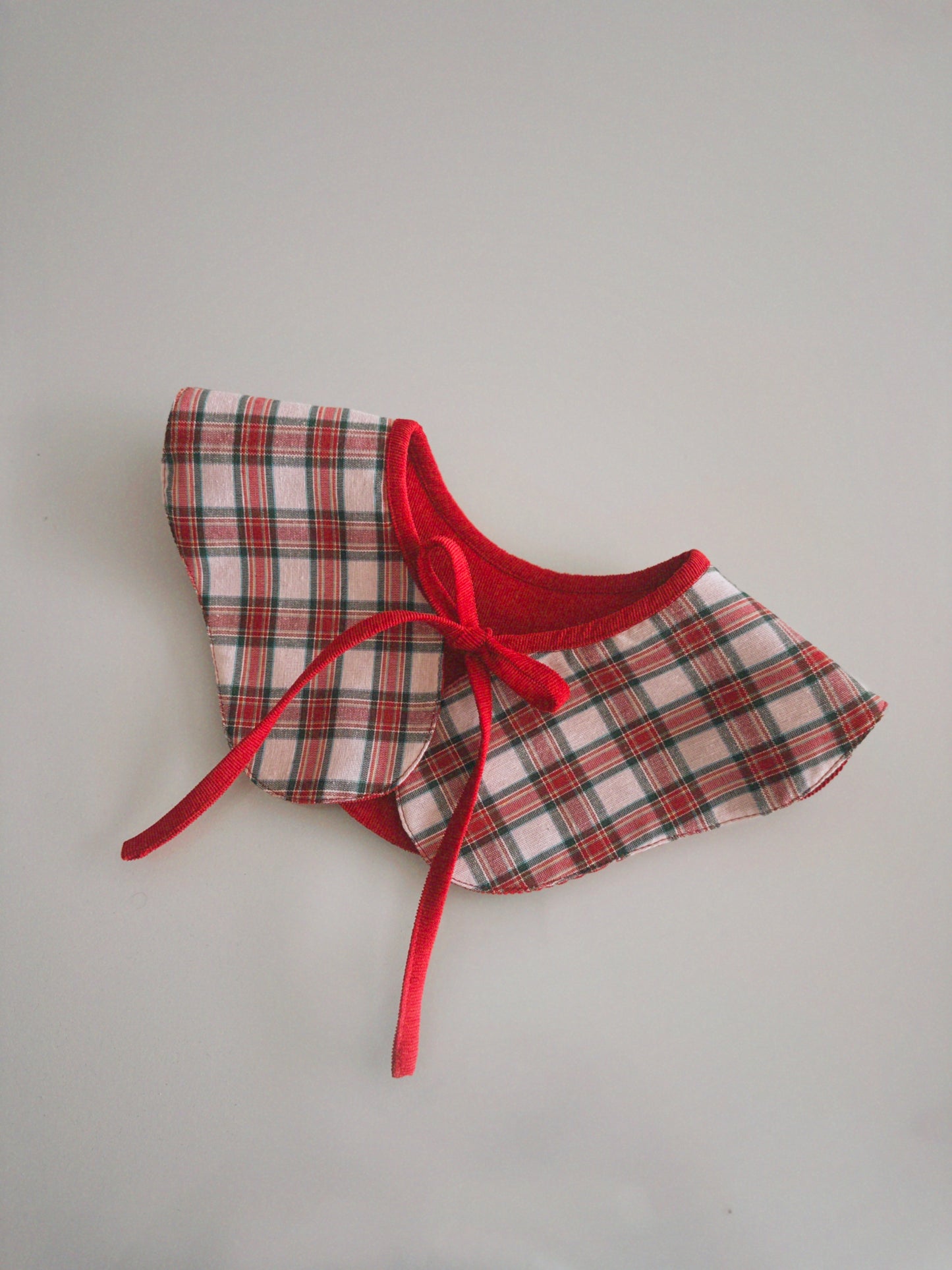 Cuello Navideño doble vista tartán blanco y pana roja