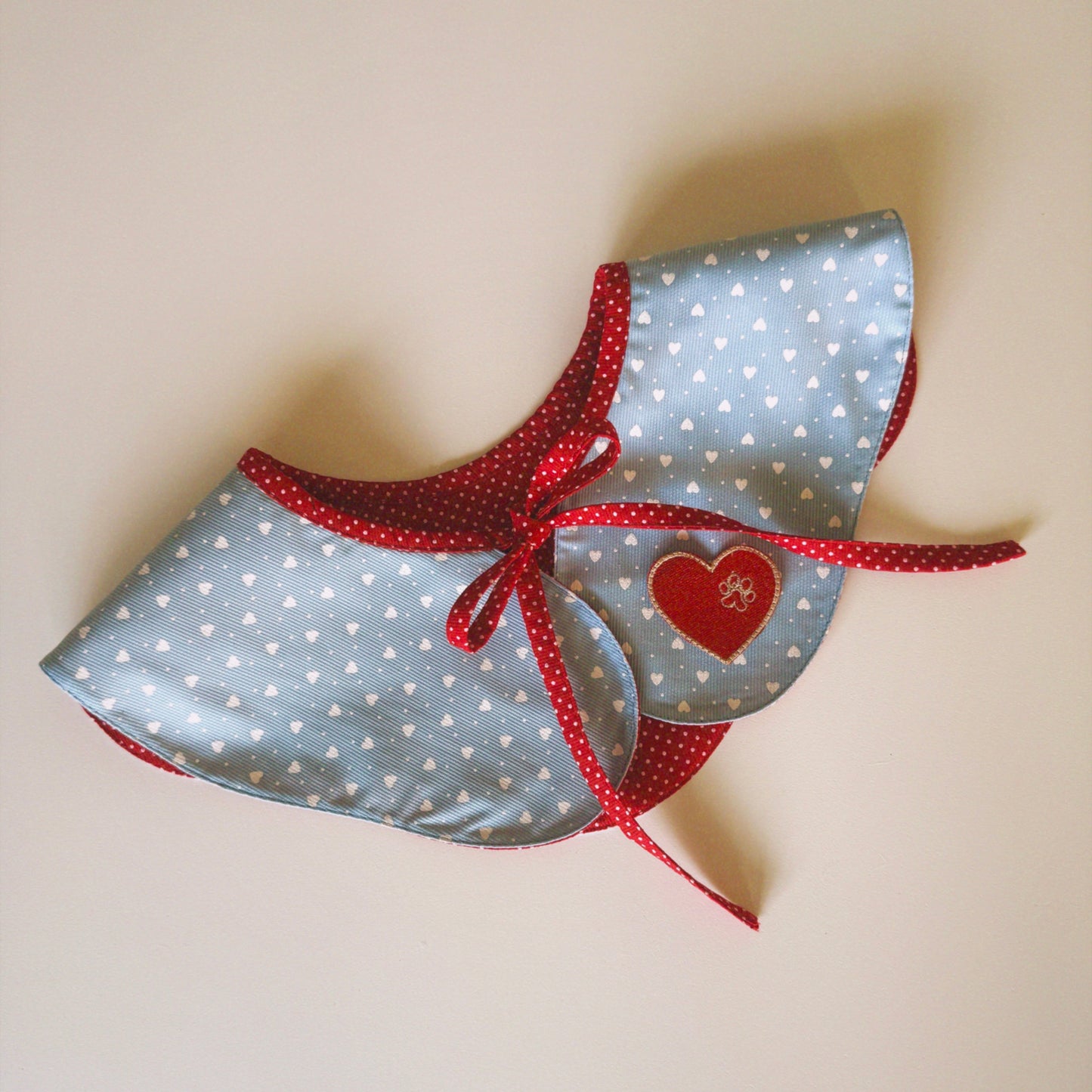 Cuello San Valentín doble vista azul con corazones y rojo con lunares
