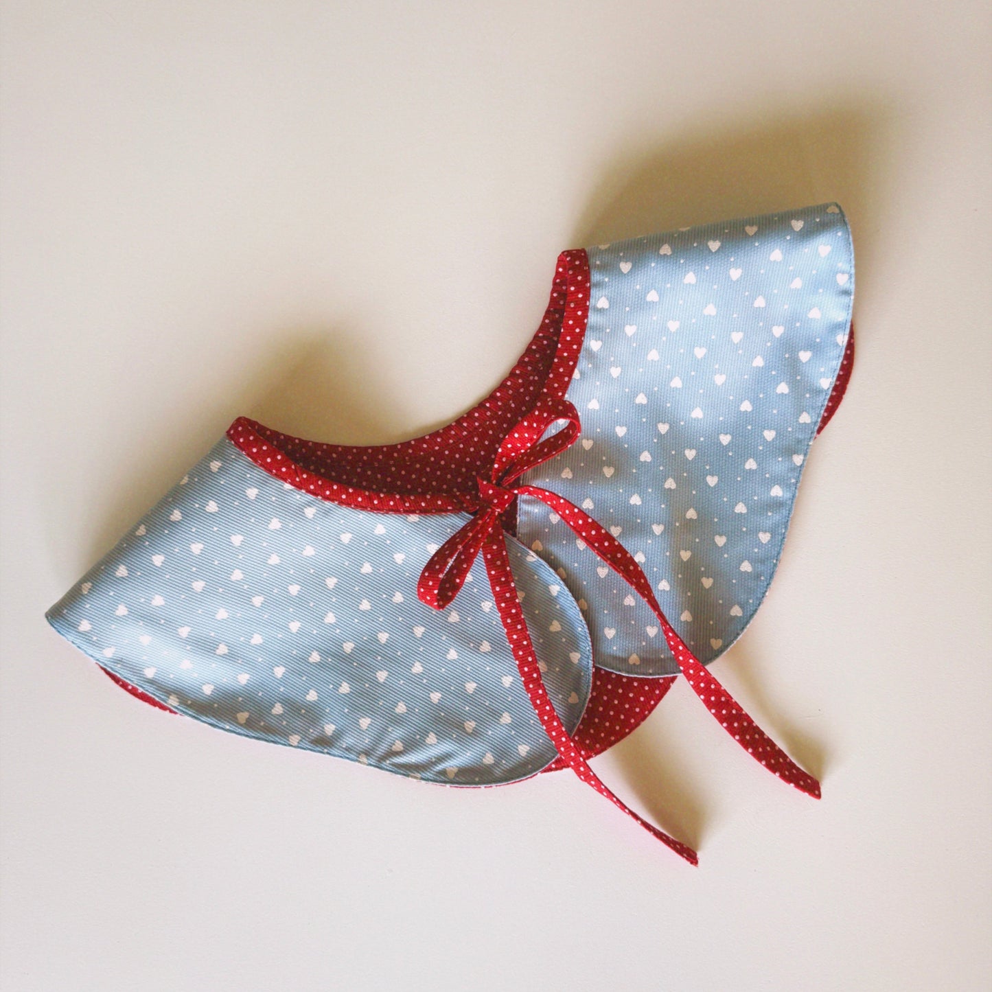 Cuello San Valentín doble vista azul con corazones y rojo con lunares