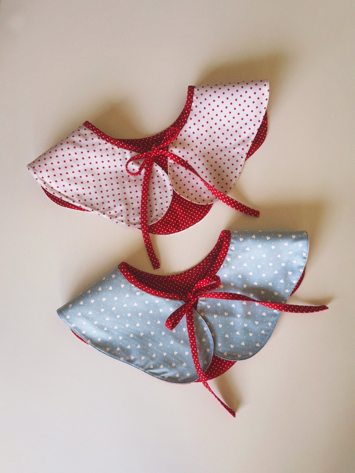 Cuello San Valentín doble vista azul con corazones y rojo con lunares