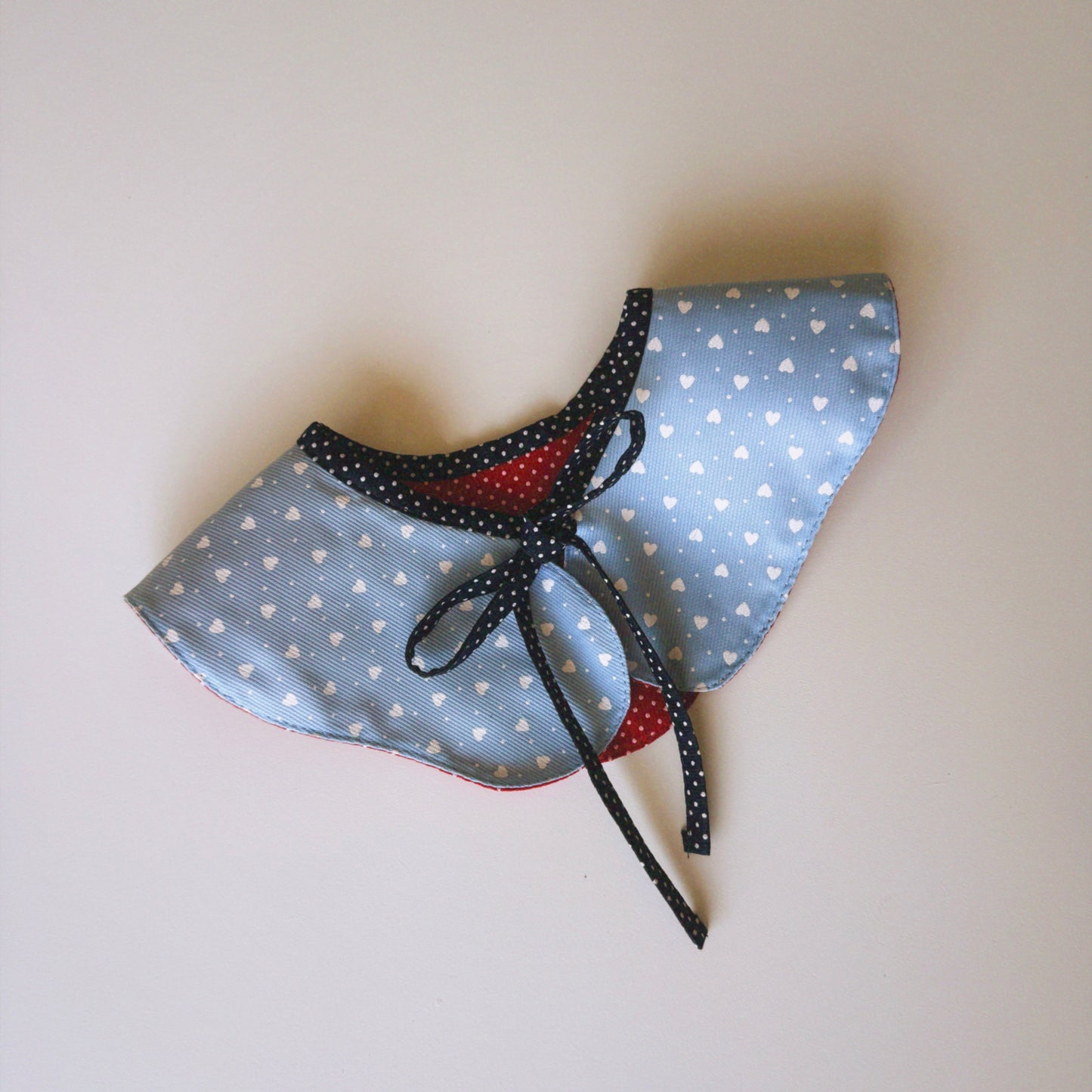 Cuello doble vista azul y rojo con bies en contraste